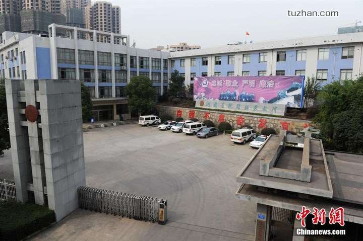 長(zhǎng)沙市坪塘勞動(dòng)教養(yǎng)管理所采購(gòu)我公司定制生產(chǎn)的11KW二用一備自來水加壓泵站一套，本設(shè)備供水范圍為5公里，供水人數(shù)為3600人，目前本自來水加壓泵站運(yùn)行平穩(wěn)，高效節(jié)能，受到了管理所的一致好評(píng)！